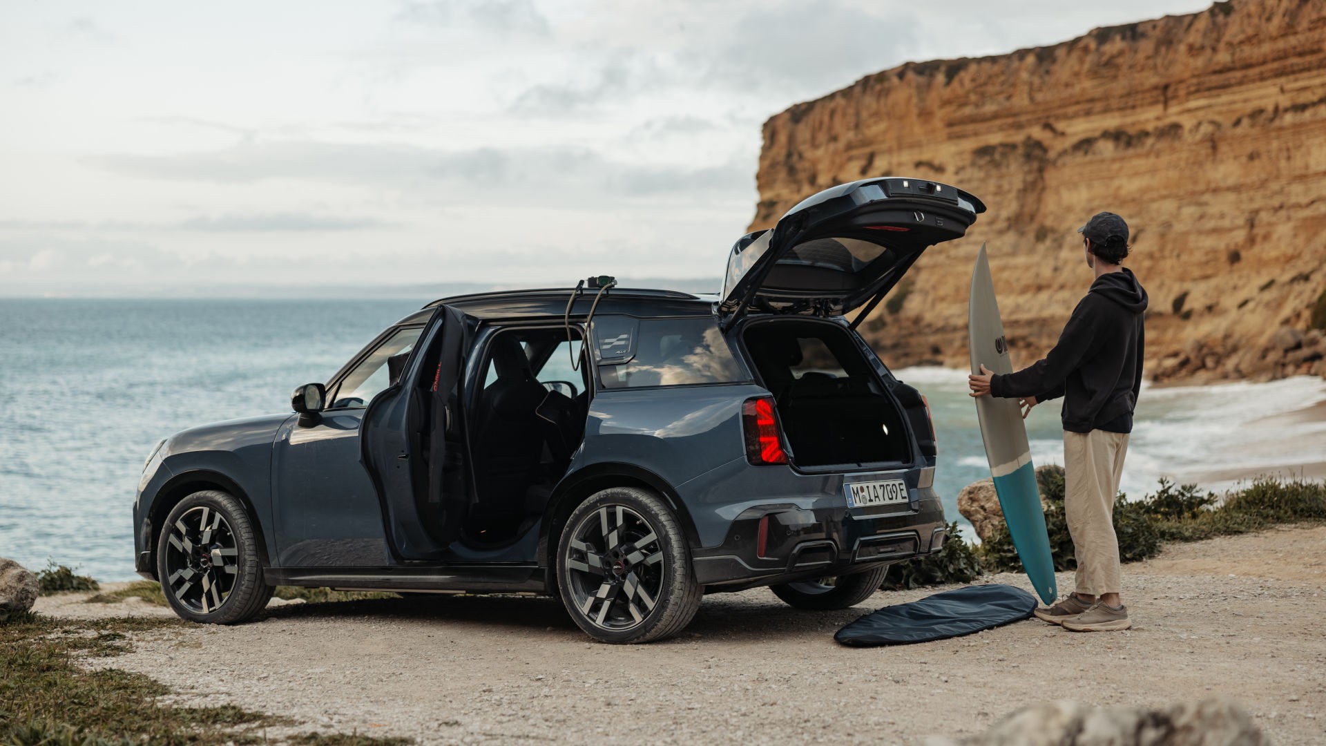 Surfer belädt seinen MINI Countryman.